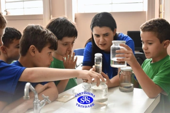 Alunos observam animais e suas características no Laboratório de Ciências