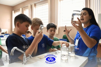 Alunos observam animais e suas características no Laboratório de Ciências