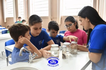Alunos observam animais e suas características no Laboratório de Ciências