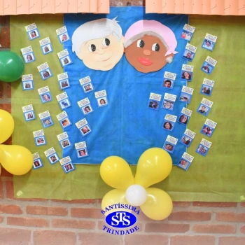 Infantil 4 e 5 celebram o Dia dos Avós com brincadeiras, carinho e muito afeto