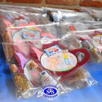 Infantil 4 e 5 celebram o Dia dos Avós com brincadeiras, carinho e muito afeto