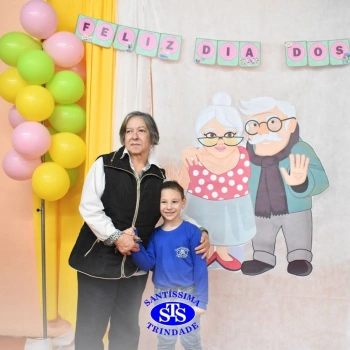 Infantil 4 e 5 celebram o Dia dos Avós com brincadeiras, carinho e muito afeto