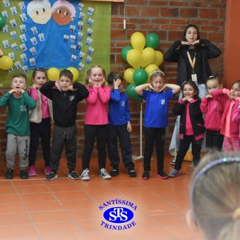 Infantil 4 e 5 celebram o Dia dos Avós com brincadeiras, carinho e muito afeto