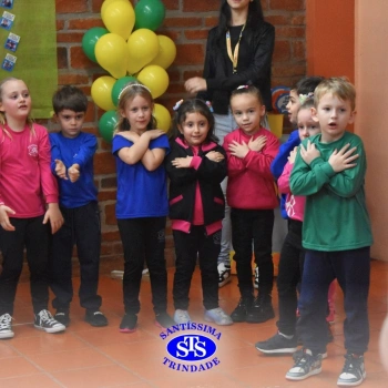 Infantil 4 e 5 celebram o Dia dos Avós com brincadeiras, carinho e muito afeto