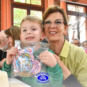 Infantil 4 e 5 celebram o Dia dos Avós com brincadeiras, carinho e muito afeto