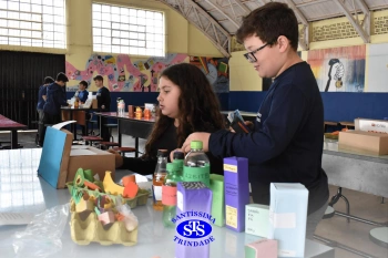 Alunos confeccionam mercadinhos para estudar trocas comerciais | 4º ano