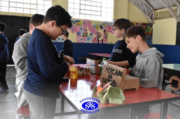 Alunos confeccionam mercadinhos para estudar trocas comerciais | 4º ano