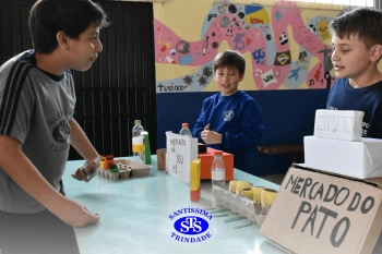 Alunos confeccionam mercadinhos para estudar trocas comerciais | 4º ano