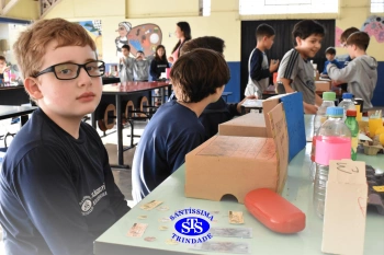 Alunos confeccionam mercadinhos para estudar trocas comerciais | 4º ano