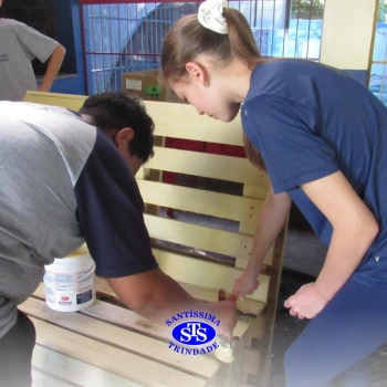 Projeto Líder Voluntário: alunos realizam pintura de bancos para doação