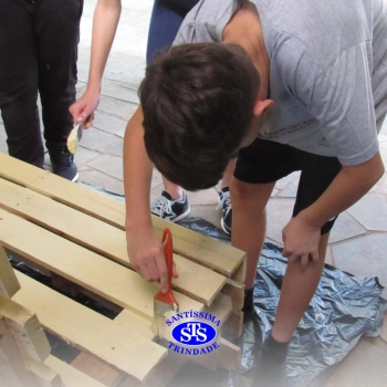 Projeto Líder Voluntário: alunos realizam pintura de bancos para doação