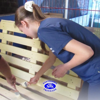 Projeto Líder Voluntário: alunos realizam pintura de bancos para doação