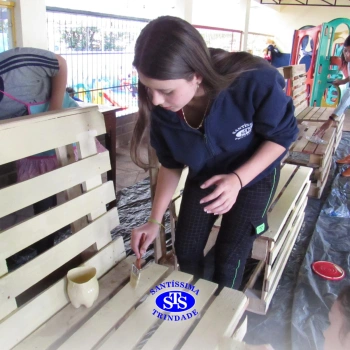 Projeto Líder Voluntário: alunos realizam pintura de bancos para doação