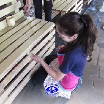 Projeto Líder Voluntário: alunos realizam pintura de bancos para doação