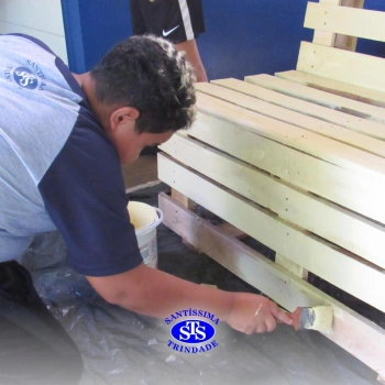 Projeto Líder Voluntário: alunos realizam pintura de bancos para doação