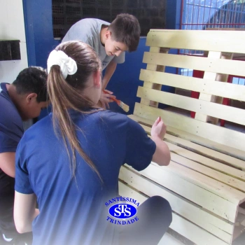 Projeto Líder Voluntário: alunos realizam pintura de bancos para doação