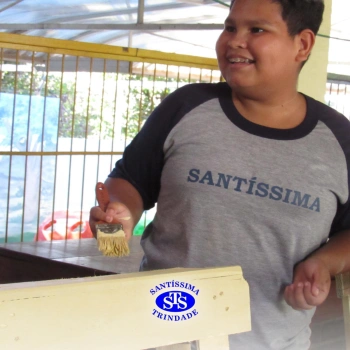 Projeto Líder Voluntário: alunos realizam pintura de bancos para doação