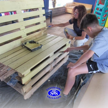 Projeto Líder Voluntário: alunos realizam pintura de bancos para doação