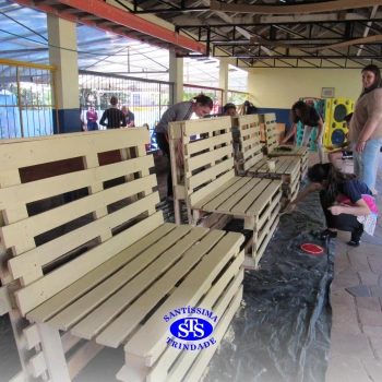 Projeto Líder Voluntário: alunos realizam pintura de bancos para doação