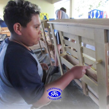 Projeto Líder Voluntário: alunos realizam pintura de bancos para doação