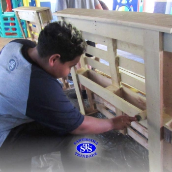 Projeto Líder Voluntário: alunos realizam pintura de bancos para doação