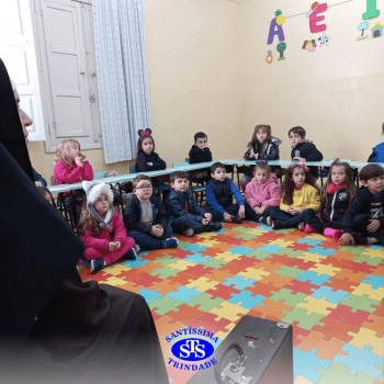 Alunos do Infantil 5 receberam visita especial