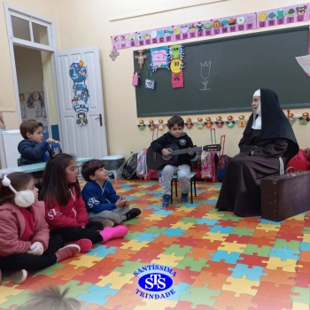 Alunos do Infantil 5 receberam visita especial