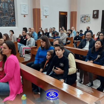Famílias reunidas em oração