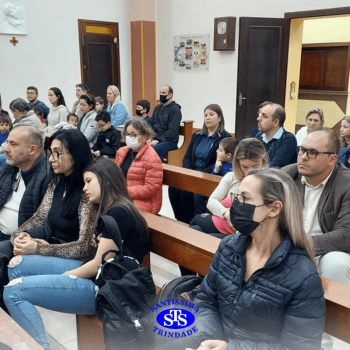 Famílias reunidas em oração