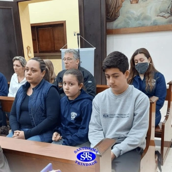 Famílias reunidas em oração