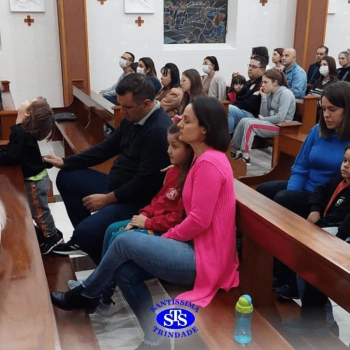 Famílias reunidas em oração
