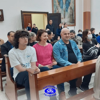Famílias reunidas em oração