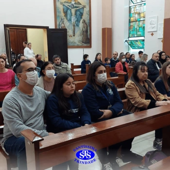 Famílias reunidas em oração