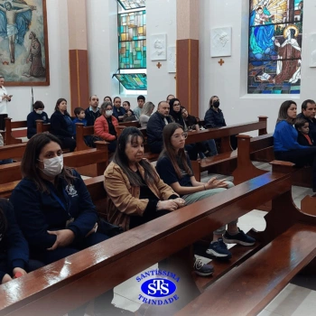 Famílias reunidas em oração