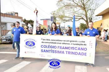 Colégio participa de desfile em comemoração aos 203 anos de Cruz Alta