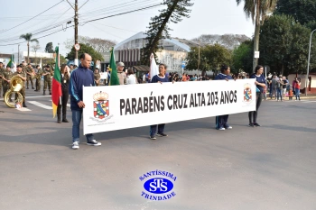 Colégio participa de desfile em comemoração aos 203 anos de Cruz Alta