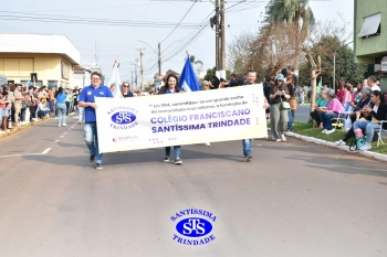 Colégio participa de desfile em comemoração aos 203 anos de Cruz Alta