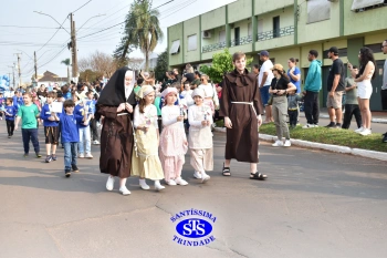 Colégio participa de desfile em comemoração aos 203 anos de Cruz Alta