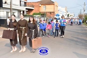 Colégio participa de desfile em comemoração aos 203 anos de Cruz Alta