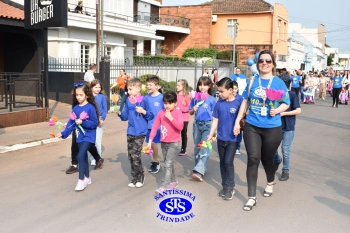 Colégio participa de desfile em comemoração aos 203 anos de Cruz Alta