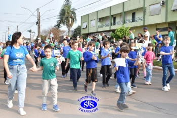 Colégio participa de desfile em comemoração aos 203 anos de Cruz Alta