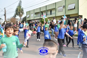 Colégio participa de desfile em comemoração aos 203 anos de Cruz Alta