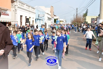 Colégio participa de desfile em comemoração aos 203 anos de Cruz Alta