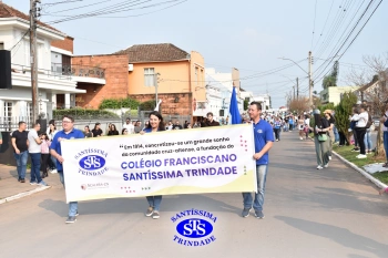 Colégio participa de desfile em comemoração aos 203 anos de Cruz Alta