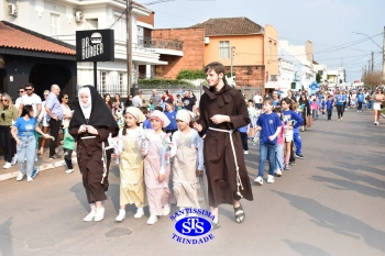 Colégio participa de desfile em comemoração aos 203 anos de Cruz Alta