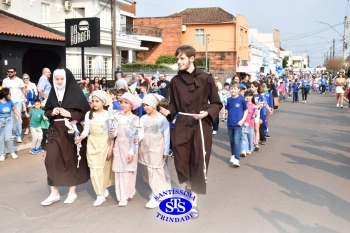 Colégio participa de desfile em comemoração aos 203 anos de Cruz Alta