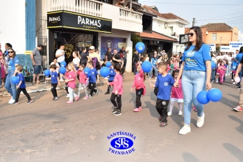 Colégio participa de desfile em comemoração aos 203 anos de Cruz Alta