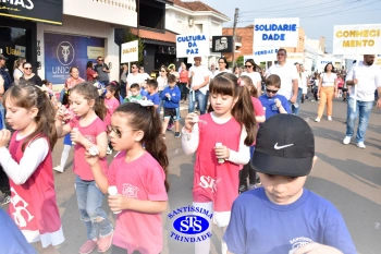 Colégio participa de desfile em comemoração aos 203 anos de Cruz Alta