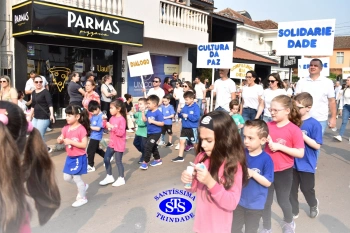 Colégio participa de desfile em comemoração aos 203 anos de Cruz Alta