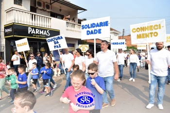 Colégio participa de desfile em comemoração aos 203 anos de Cruz Alta